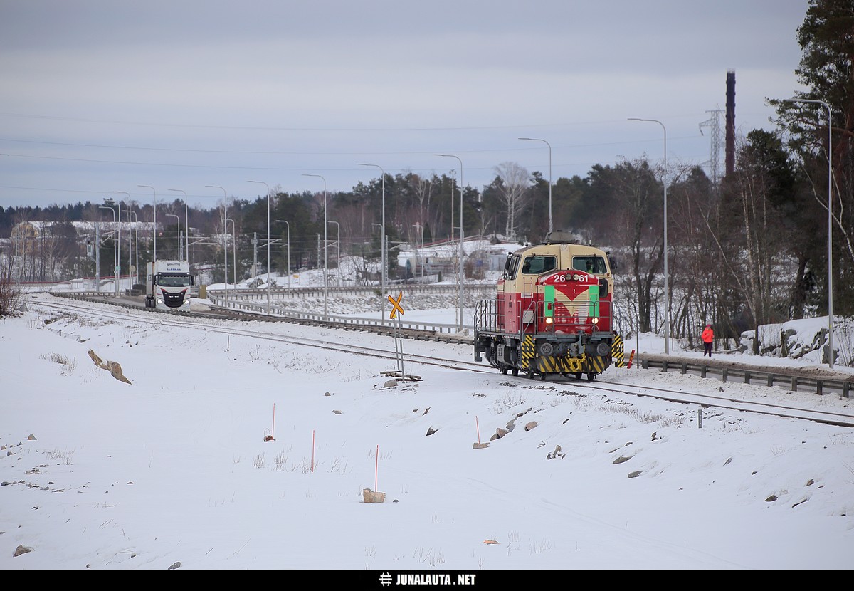 Vaihtotyöliikennettä Uudessakaupungissa 16.02.2021
Päivystysveturi matkalla Hangonsaaresta "Esson linjavaihteelle". Sähköistystyömaa ei edennyt vielä tänne saakka, koska etualan uuden jättöraiteen rakennustyötkin on keskeytetty talven ajaksi.
Avainsanat: vaihtotyöliikenne vaihtotyöliikenne_Ukp Dv12_2661 20210216
