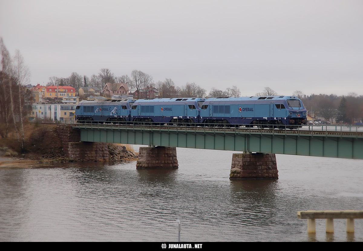 Operail Dr20 29015 & 29016 & 29011 @ Tammisaari 30.03.2021
Viimeisetkin kaksi Operail:n Dr20-veturia (92 10 2102 209-7 ja 92 10 2102 204-8) ovat saapuneet Suomeen ja Suomen maaperälle - itse asiassa jo sunnuntaina jolloin Hangon sataman web-kamerasta pääsi katsomaan vetureiden nostoa Aramis-laivasta! :)
Avainsanat: Dr20_29015 Dr20_29016 Dr20_29011 Dr20 Operail siltakuva VET17305 20210330