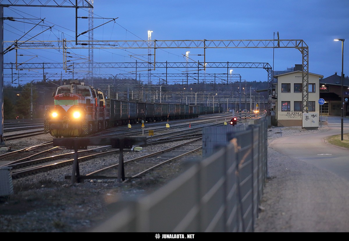 T52860 @ Lahti 23.04.2021
Loviisalaine sisälsi tänäänkin hiiltä, hiiltä ja hiiltä. Lahden ratapihalta otettiin omien eväiden lisäksi sinne jätetyt 15 Vok-vaunua.
Avainsanat: T52860 T2860 loviisalaine Dv12_2756 Dv12_2608 Dv12_2562 hiilijuna 20210423