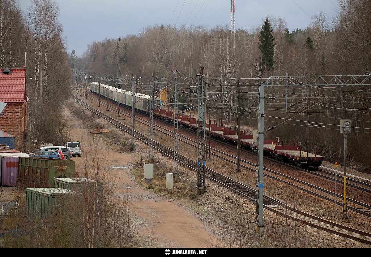 T2624 @ Juurikorpi 23.04.2021
Kotolahtelaine osallistui myös Sunilan sellupäiville jättämällä runkonsa Kymiin! Lieneekö Inkeroisista nostettu Occ-vaunut junan perään?
Avainsanat: T2624 sunilalaine Sr1_3023 sellujuna 20210423