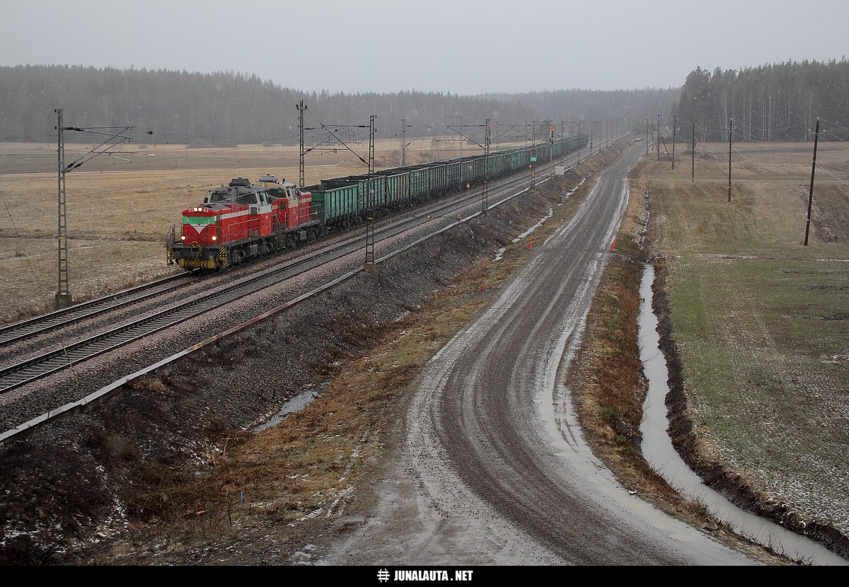 T2869 @ Saunamäki (Lahti-Kouvola) 23.04.2021
Loviisasta tuli tällä kertaa takaisinpäin tyhjiä hiilivaunuja, tyhjiä hiilivaunuja ja muutama tyhjä hiilivaunu.
Avainsanat: T2869 loviisalaine hiilijuna Dv12_2562 Dv12_2608 20210423