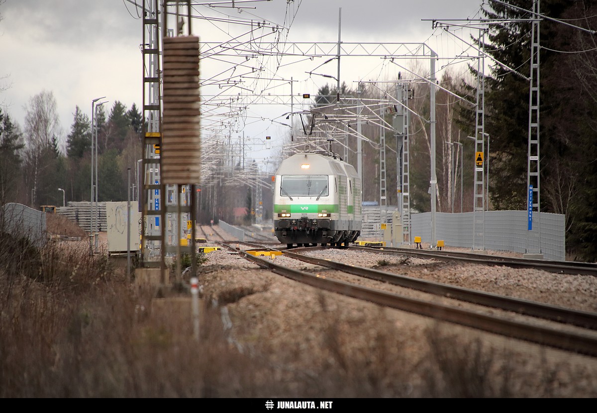 VET11860 @ Myllykoski 23.04.2021
Myllykosken "kakkosraide" ei ole toistaiseksi käytössä, joten puolenvaihtopaikka on kovassa rasituksessa! Lieneekö sekään vielä kauko-ohjattavissa?

Mutta mikä ihmeen muovituulilasi veturiin on teipattu?? :) :) :)
Avainsanat: VET11860 Sr2_3229 Sr2_3244 20210423 puolenvaihtopaikka matkustajalaiturinennakkomerkki Bigma@500mm