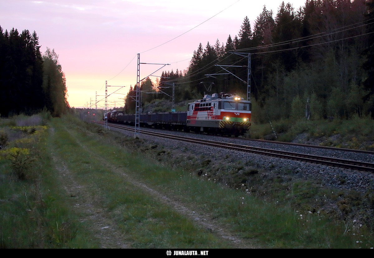 T3807 @ Heinoo 26.05.2021
Pikku hiljaa olen oppinut avamaan [i]junaliikenteen seurantajärjestelmän[/i] oikaistessani Häijään oikoautoradan kautta kolmostielle - Vammalan seudulla kun tuntuu joka kerta olevan jokin tavarajuna samaan aikaan matkalla jompaan kumpaan suuntaan! Tällä kertaa juna oli Poriin matkalla ollut aamutavarajuna, mikä tosin ei vienyt edes terveisiä perille saakka vaunuston jäädessä kaiketi Harjavaltaan...

Harjavalta lieneekin tavaravaunullisesti erittäin mielenkiintoinen - ellei mielenkiintoisin kohde tällä hetkellä: Tässä junassa sattui olemaan tällä kertaa myös Tornion Röyttästä lähteneitä argon-vaunuja. Kolmen vaunun "sarjasta" vuorossa olivat kaiketi aina parina liikkuvat Zagkks & Sag...
Avainsanat: T3807 harjavaltalaine 20210526 Sr1_3013 Argon nikkelikontti