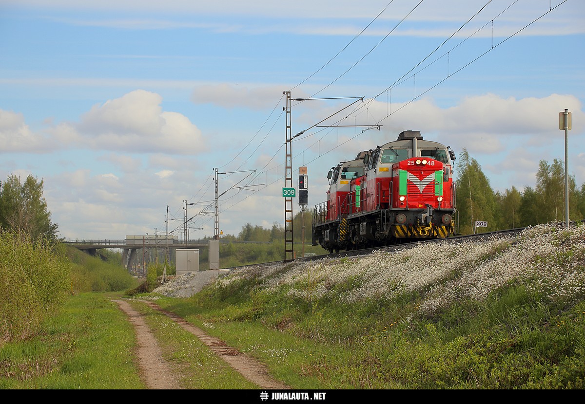 VET11020 @ Jalasjärvi 26.05.2021
Tampereen ja Seinäjoen välillä liikkui päivän aikana kaksi veturijunaparia, josta tässä ensimmäisen paluujuna Jalasjärven juuri vauhdilla ohittaneena. Mikä lienee ollut ajojen tarkoitus?
Avainsanat: VET11020 20210526 Dv12_2558 Dv12_2548