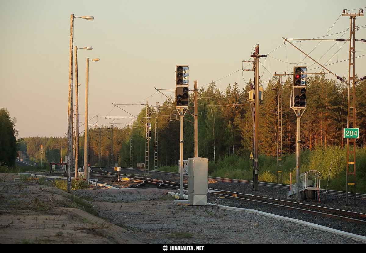 Ratikylä 02.06.2021
Rlä 003 on varautunut viimeksi pe 8.6.2018 kello 09:46:19 eikä ole sen jälkeen enää vapautunut! :) Purettu on myös ilmeisesti 1990-luvulta saakka joutilaana ollut turpeen kuormausraide! Nokian valmistamaa tekniikkaa sisältävä SEIS-levypuomi sentään on vielä pystyssä paikoillaan toisessa päässä "ratapihaa"!
Avainsanat: purettu_rata nousupaikka ratapihakuva 20210602