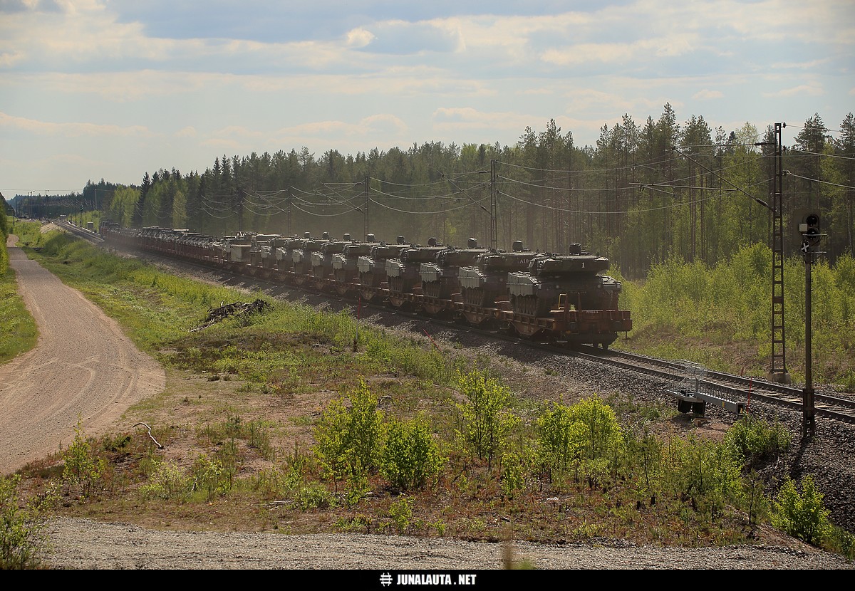 T48xx (Nns-Prl) @ Poikkeus (Parkano) 02.06.2021
Ensimmäinen päivän kahdesta Niinisalosta palaavasta sotilasjunasta ohittaa Poikkeuksen kello 12:58 :)
Avainsanat: T48xx Dv12_2549 Dv12_2559 sotilasjuna 20210602