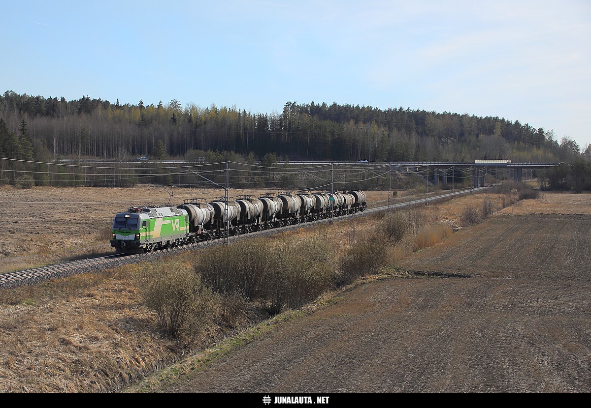 T53053 @ Tammisilta (Piikkiö-Paimio) 09.05.2022
KUTU-katkon toinen kiertolaisjuna palaa Siilinjärvelle samaa reittiä mitä aamulla tulikin... :)

Keli on täysin mahdoton kuvaamiseen, juna kulkee lähes täysin myötävaloon!
Avainsanat: T53053 kaupunkilaine siilinjärveläine rantaradan_kiertolaiset viljapeltokuva 20220509 Sr3_3324 Vectron