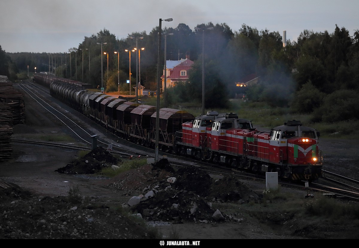 T4053 @ Pyhäsalmi 07.07.2022
T4053:lle iski veturivikaa Komua lähestyttäessä, mikä viivästytti junan etenemistä toista tuntia. Pyhäsalmelta matka kuitenkin jatkui taas marssivauhtia pienen tauon jälkeen...
Avainsanat: T4053 T54478 siilinjärveläine Dv12_2548 Dv12_2534 Dv12_2502 20220707 ratapihakuva