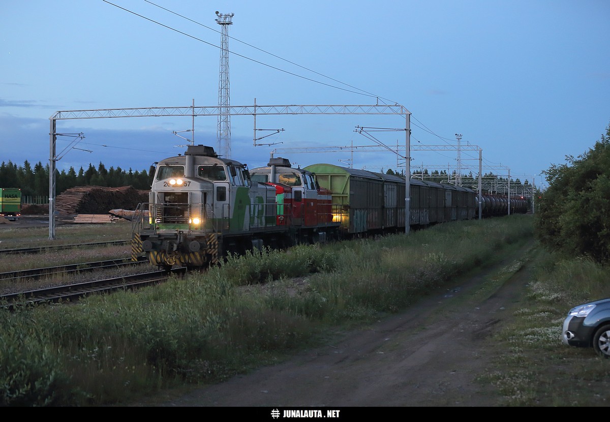 T5286 @ Haapajärvi 08.07.2022
Talvivaaralliset junat ovat hienoja! Harmi vaan että Mussalon konttijunat olivat peruttuja loppuviikon osalta, niin kuvausreissu typistyi sitten tänne Kiuruveden ja Oksavan välille...
Keywords: T5286 talvivaaralaine Dv12_2657 Dv12_2517 20220708 BOr-vaunu
