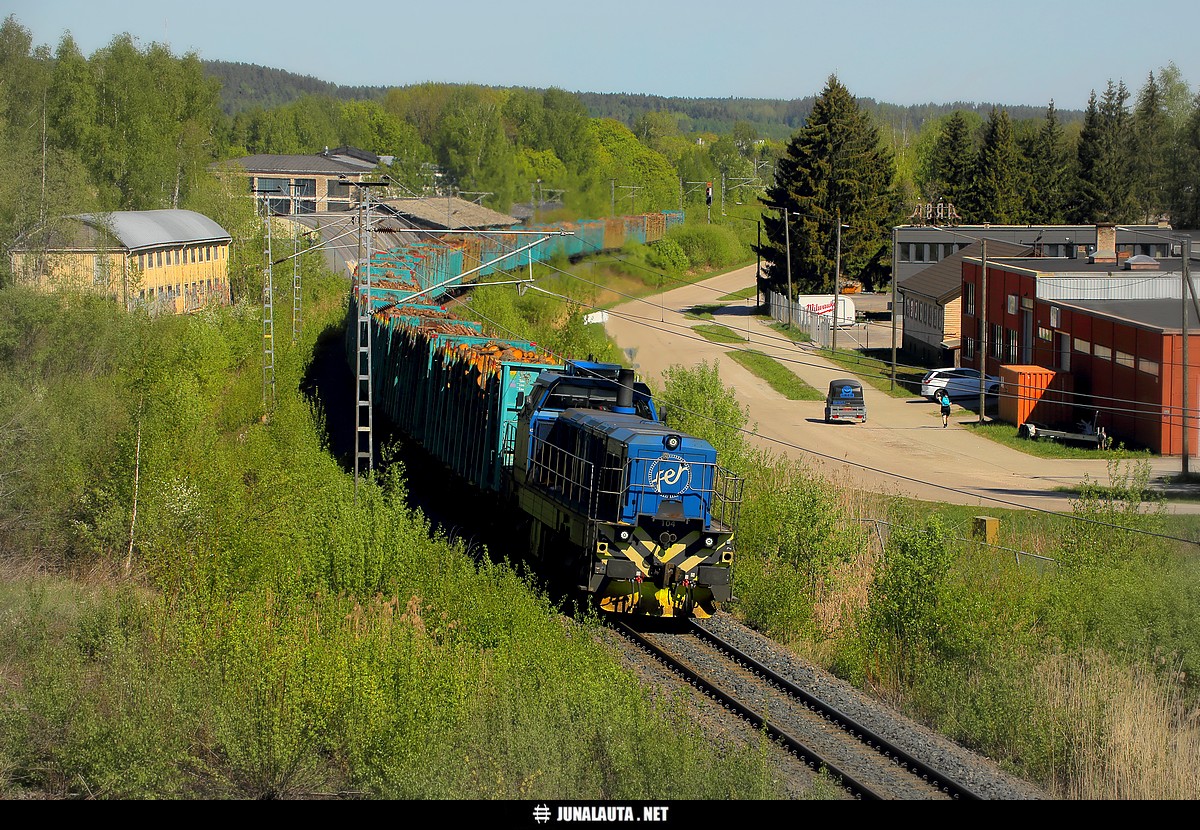 T7161 (Fenniarail) @ Salo 18.05.2024
The Ensimmäinen Fenniarail:n raakapuujuna Salosta Lauritsalaan! Seuraava juna kuukauden kuluttua, ja sitä seuraava elokuussa. 

Tämä laittaa miettimään, kuinka monta ns. junaa, veturia ja veturinkuljettajaa VR-Yhtymä Oyj tarvitsee yhden raakapuuvaunukuorman kuljettamiseen Salosta Lappeenrannan Lauritsalaan, kun yksityinen Fenniarail Oy hoitaa koko tämän kuljetusputken yhdellä veturilla - ja ilmeisesti myös yhdellä veturinkuljettajalla... :)
Avainsanat: T7161 Fenniarail raakapuujuna 20240518 Dr18_104 ARSA