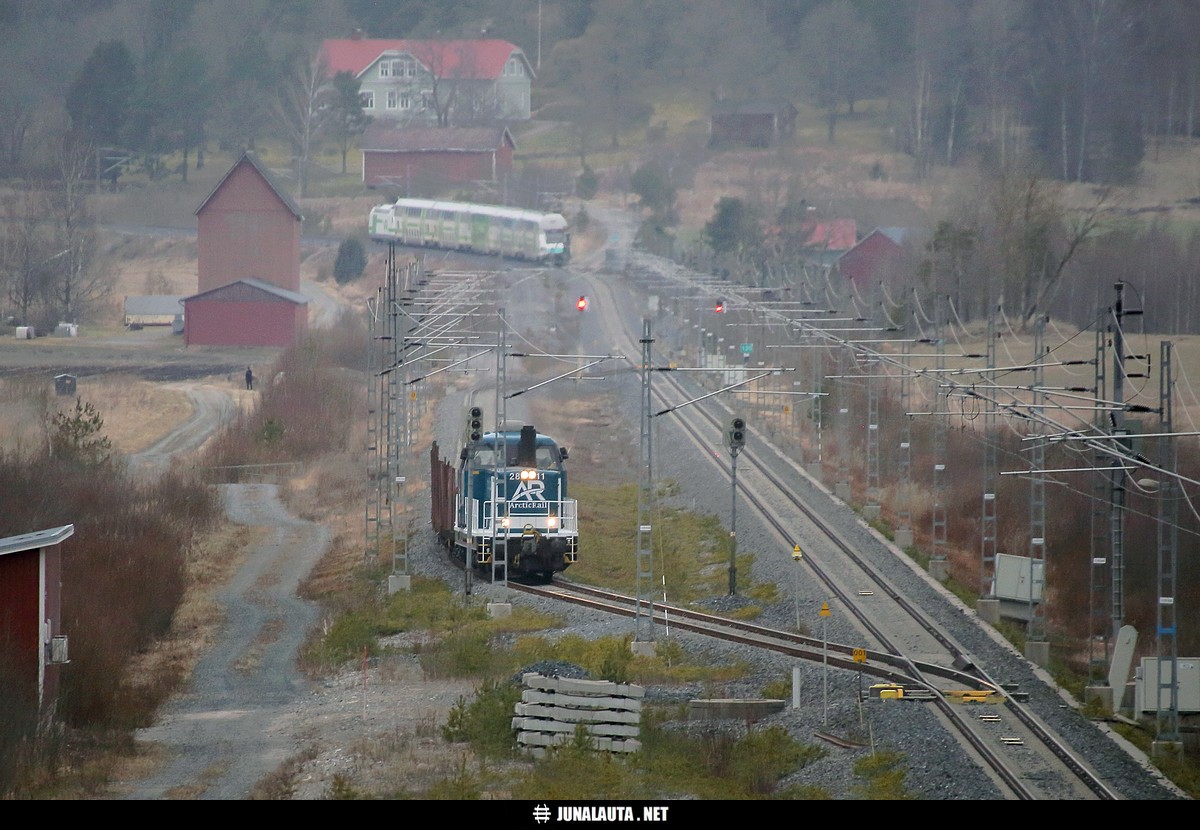 T7690 (Arctic Rail) @ Ervelä (Perniö) 02.04.2026
Ervelässä kohdataan junia :) 
Avainsanat: T7690 Dr16_2811 ArcticRail 20260402 IC963 Bigma@500mm Sr2_3212